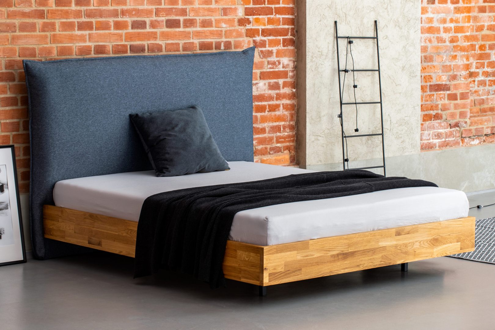 uc Eleganckie łóżko drewniane z tapicerowanym zagłówkiem LATINA 200x200 - obrazek 1