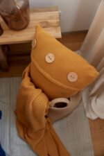 Poszewka Klasyczna  z guzikami LaManta musztardowa 40x60 cm - obrazek 4