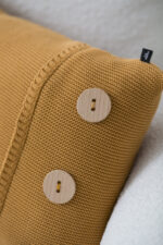 Poszewka Klasyczna  z guzikami LaManta musztardowa 40x60 cm - obrazek 3