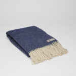 Koc wełniany HopDesign – RURU (granatowy)