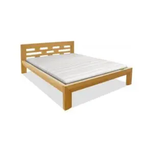 drewniane łóżko z ozdobnym zagłówkiem