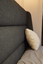 łóżko tapicerowane z uszami