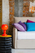 Jednoosobowe łóżko tapicerowane z podłokientnikami i pojemnikiem DIVANO - obrazek 3