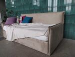 Jednoosobowe łóżko tapicerowane z podłokientnikami i pojemnikiem DIVANO - obrazek 4