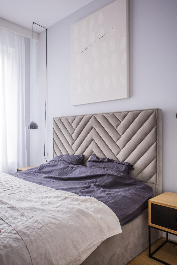eleganckie łóżko tapicerowane w jodełkę