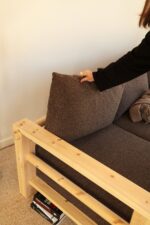 Tapicerowana nowoczesna sofa BARE z funkcją spania - obrazek 36