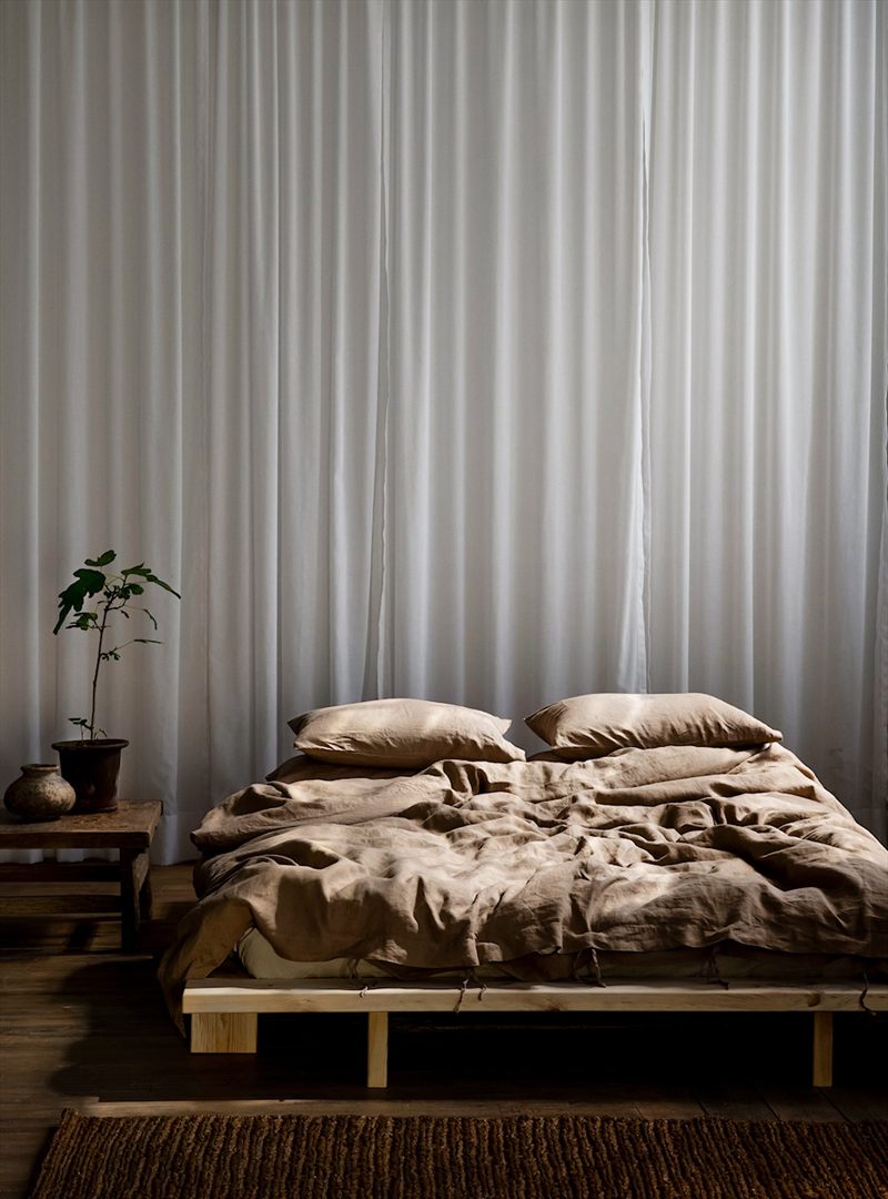 Karupdesign_japan_160_270100160200_pine_raw_lifestyle_3-4 Łóżko JAPAN BED raw - obrazek 1