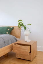 elegancki stolik drewniany z szufladami