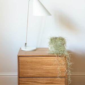 drewniany stolik elegancki z szufladami minimalistyczny