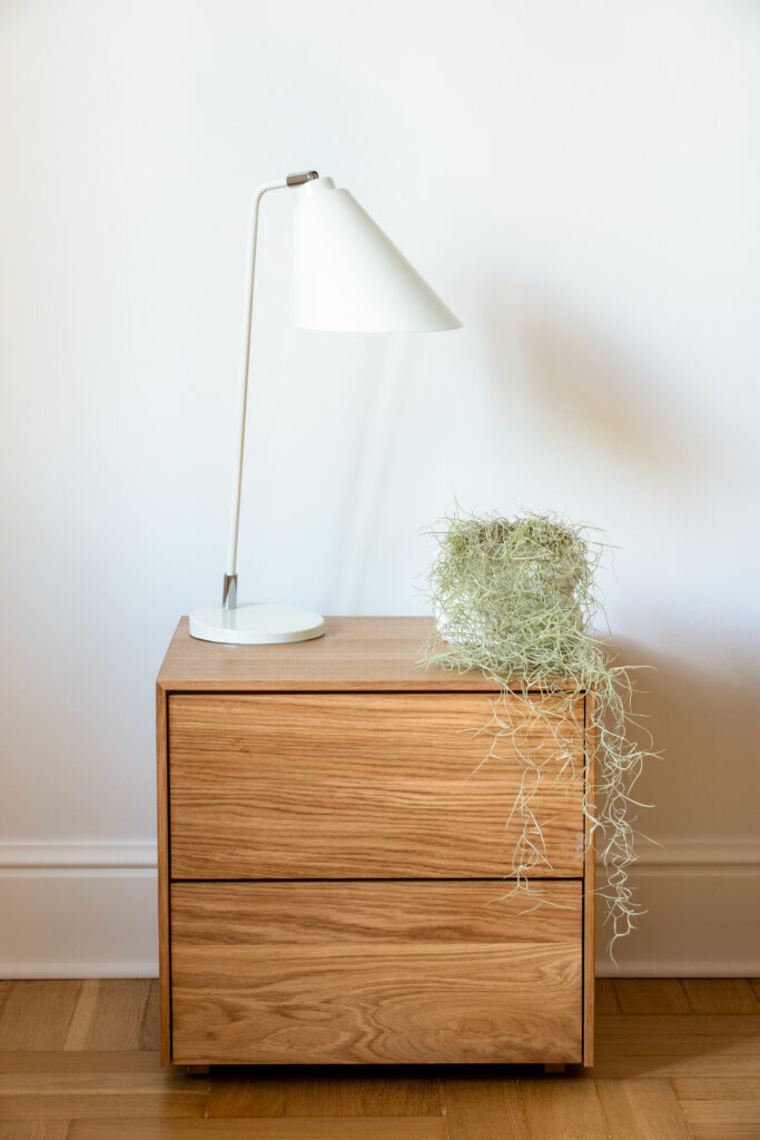 drewniany stolik elegancki z szufladami minimalistyczny