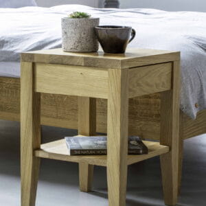 wysoki stolik dębowy z szufladką