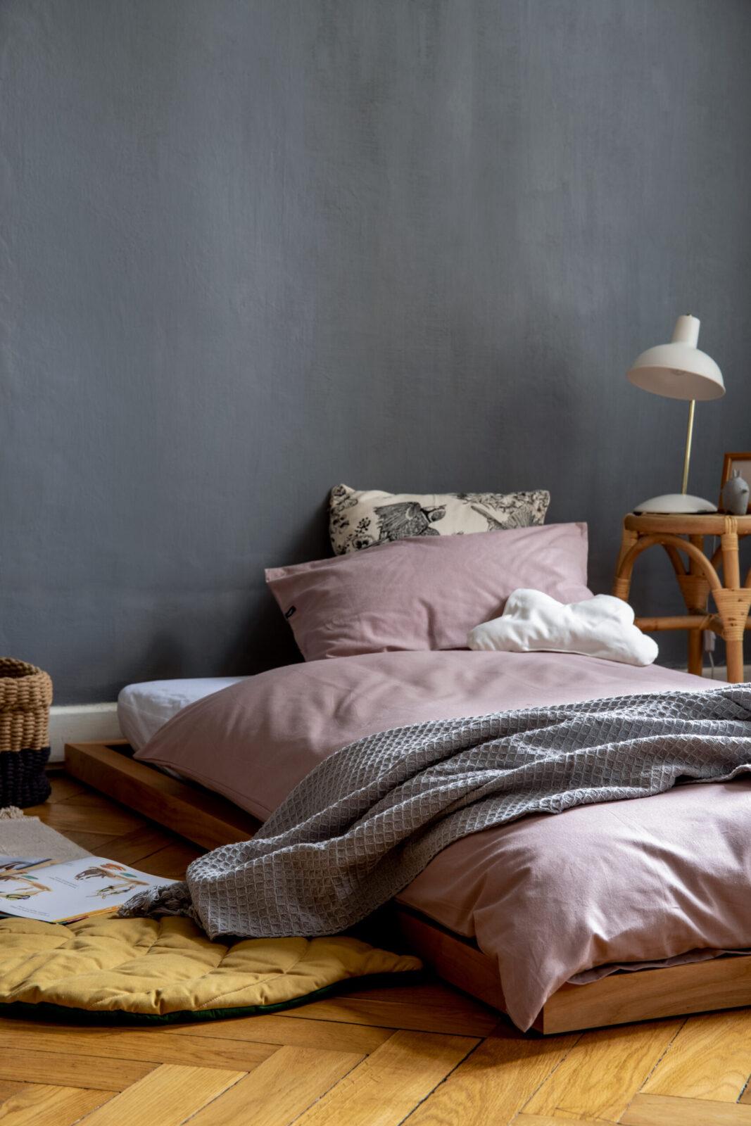 Tatami-bed-and-futon-10-scaled Łóżko TATAMI – prosta konstrukcja idealna do stylu japandi i pokoju w stylu Montessori - obrazek 14