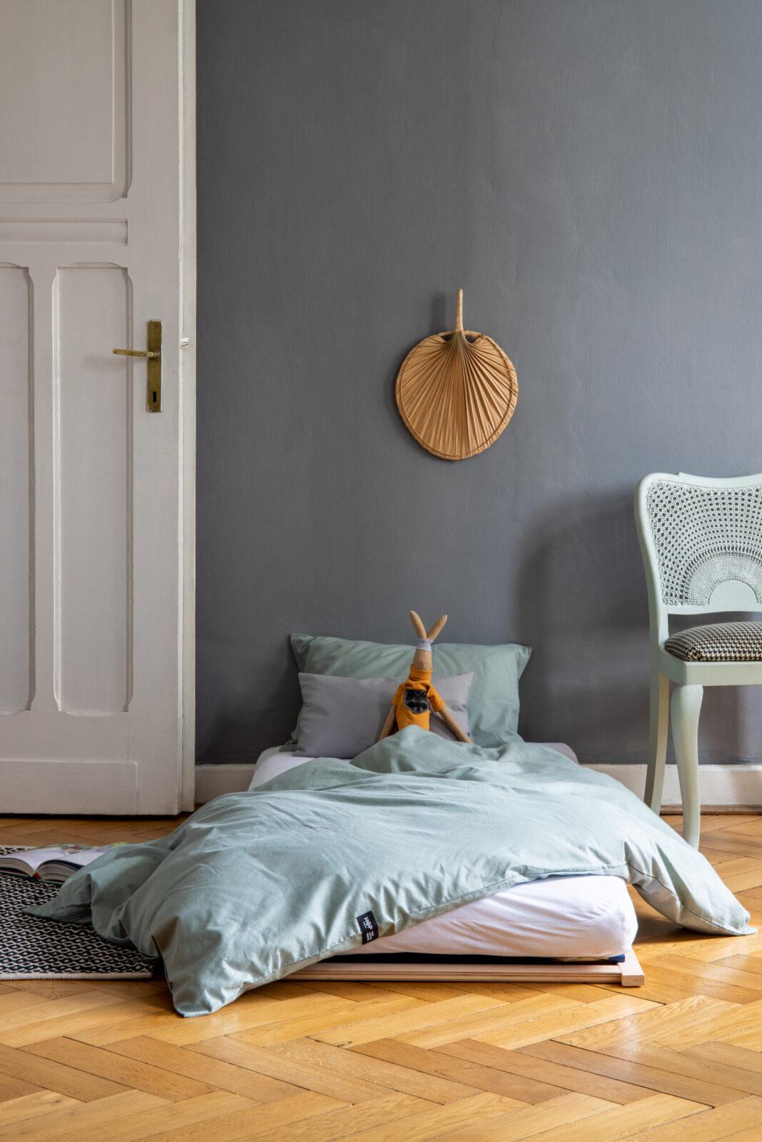 Tatami-bed-and-futon-15-scaled Łóżko TATAMI – prosta konstrukcja idealna do stylu japandi i pokoju w stylu Montessori - obrazek 5