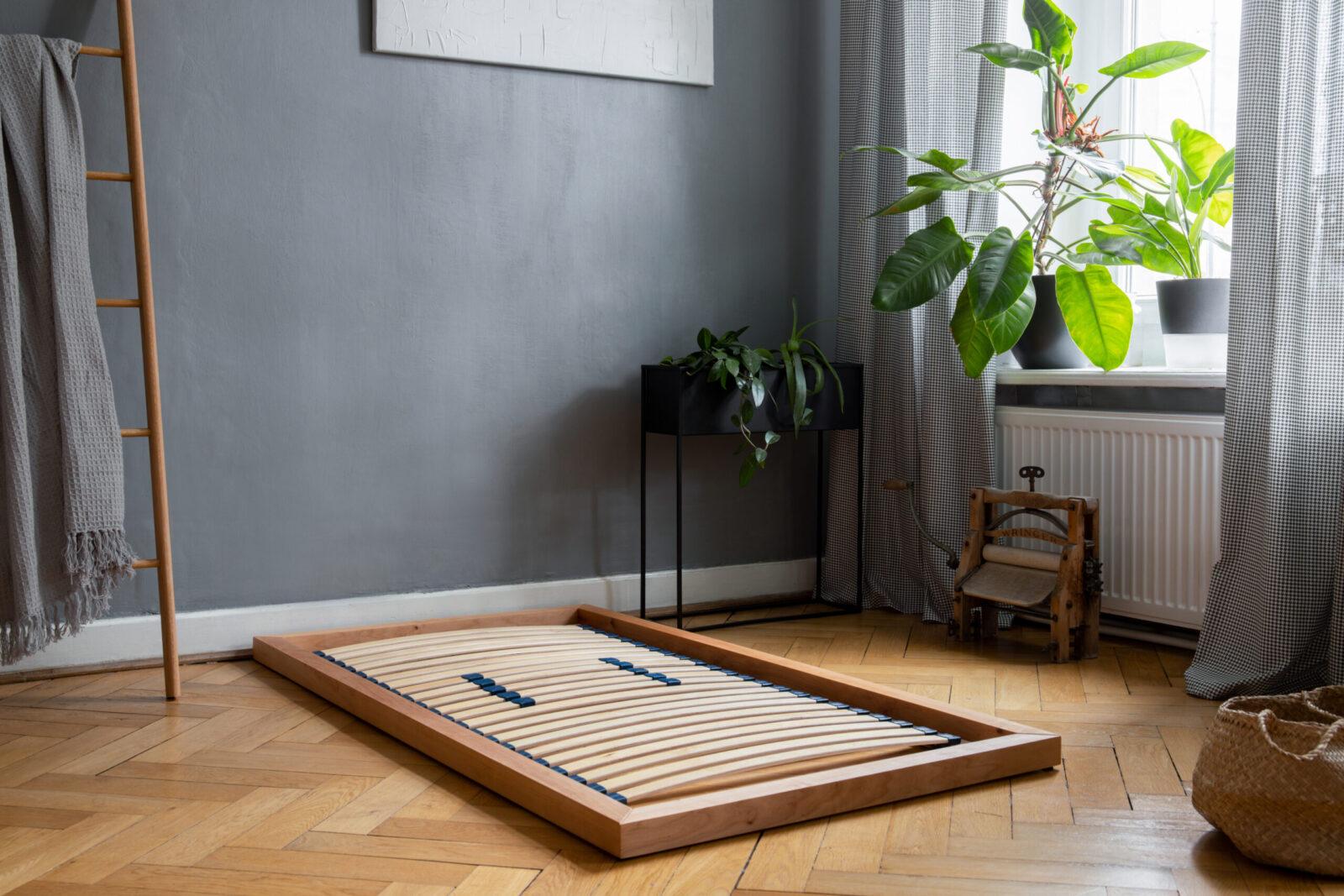 Tatami-bed-and-futon-3-scaled Łóżko TATAMI – prosta konstrukcja idealna do stylu japandi i pokoju w stylu Montessori - obrazek 8
