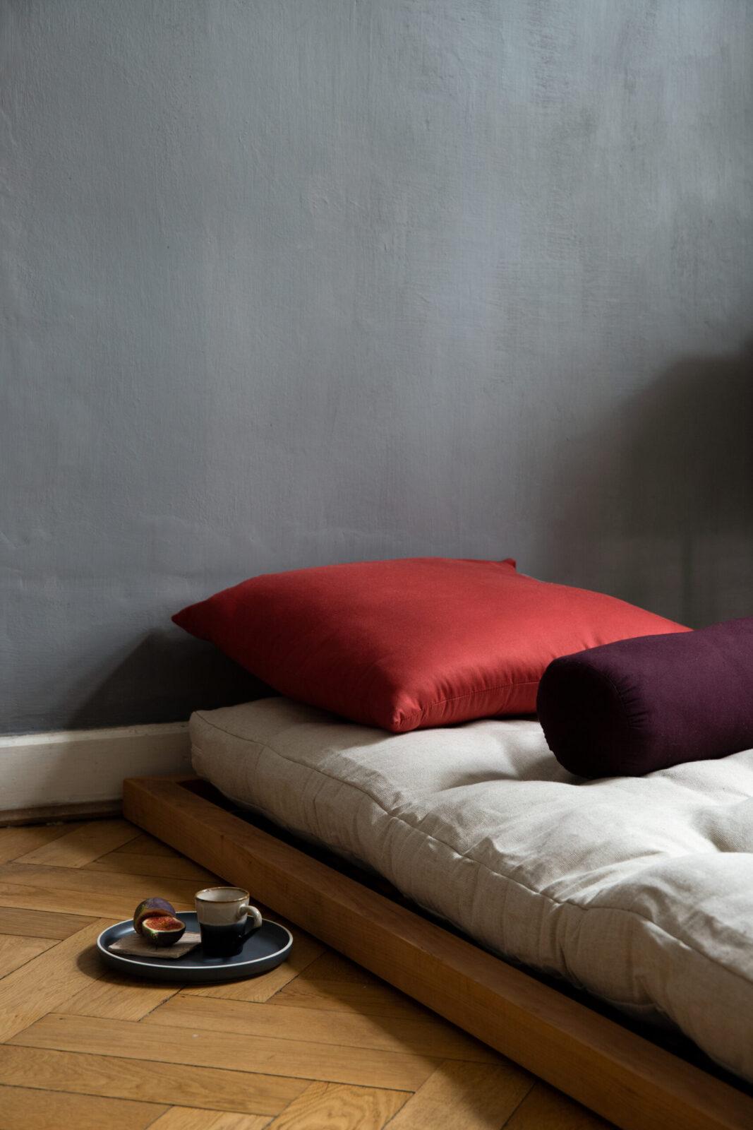 Tatami-bed-and-futon-4-scaled Łóżko TATAMI – prosta konstrukcja idealna do stylu japandi i pokoju w stylu Montessori - obrazek 4