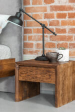 Stolik nocny TORNO – praktyczna szafka nocna z naturalnego drewna