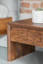 Stolik nocny TORNO – praktyczna szafka nocna z naturalnego drewna - obrazek 3