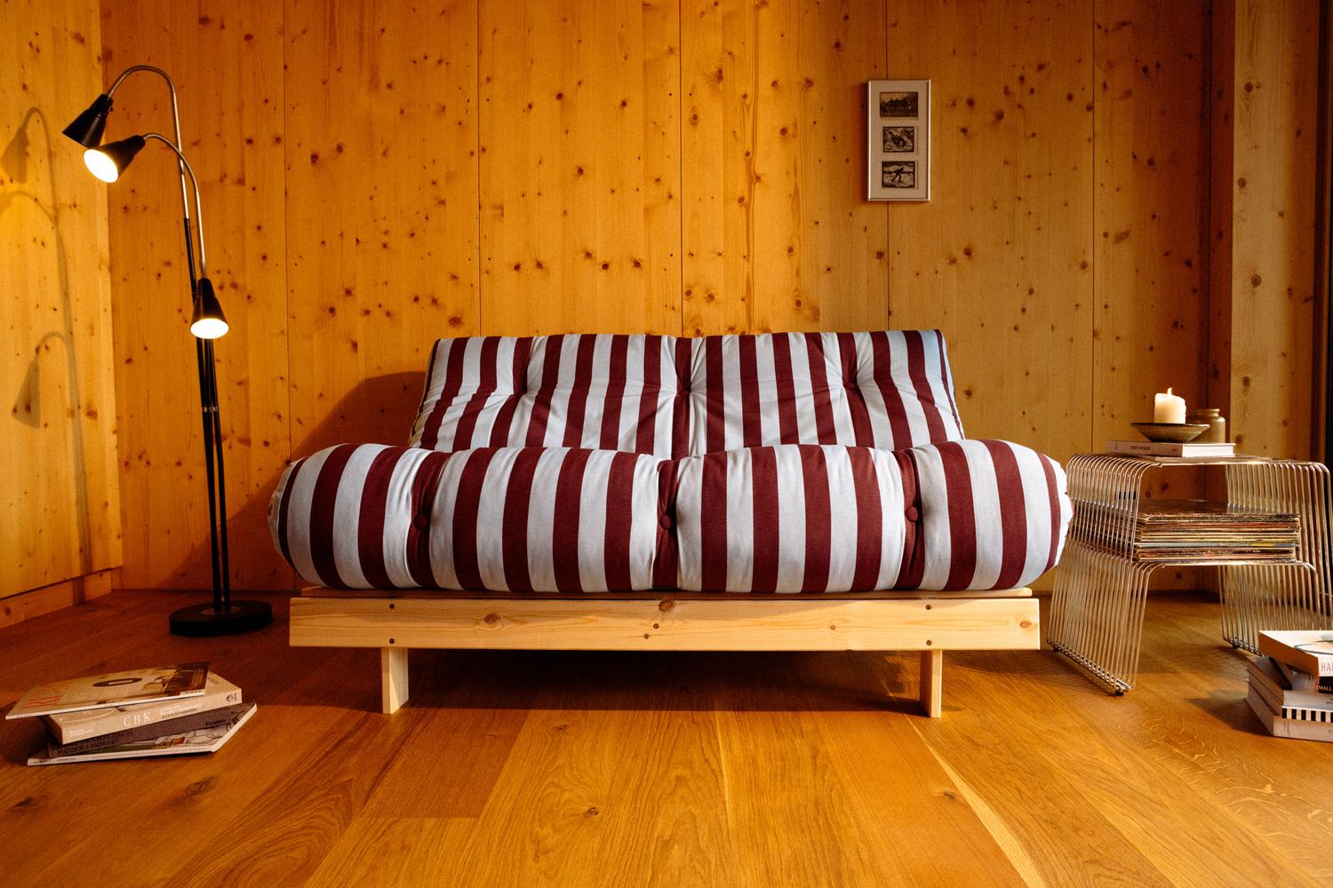 Karup_rootssofabed_123100422140_autumn2026_pine_raw_styleimage_cottonpolyester_burgundy-lightblue_1 Sofa ROOTS PASY- NOWOŚĆ - obrazek 34