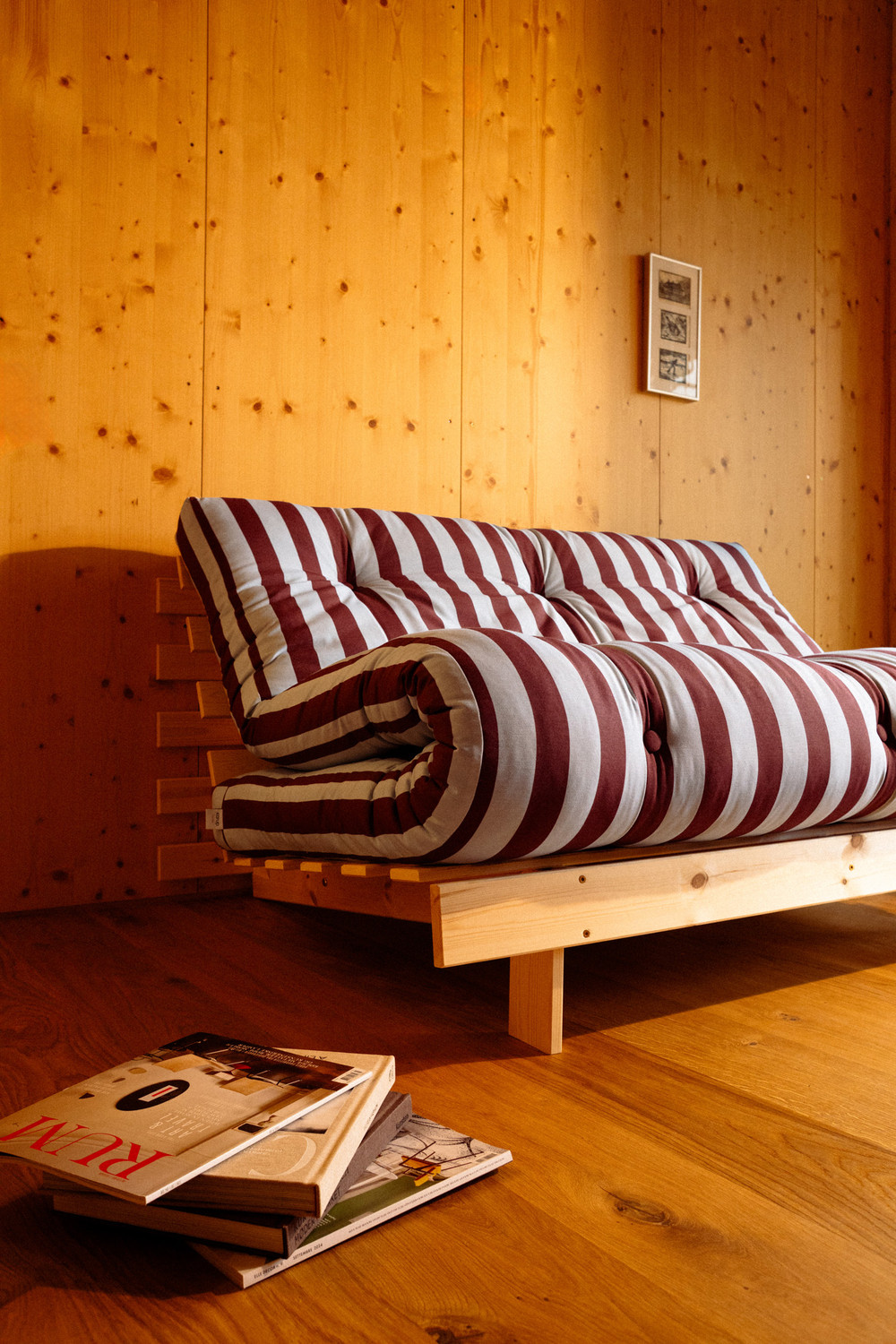 Karup_rootssofabed_123100422140_autumn2026_pine_raw_styleimage_cottonpolyester_burgundy-lightblue_5 Sofa ROOTS PASY- NOWOŚĆ - obrazek 1
