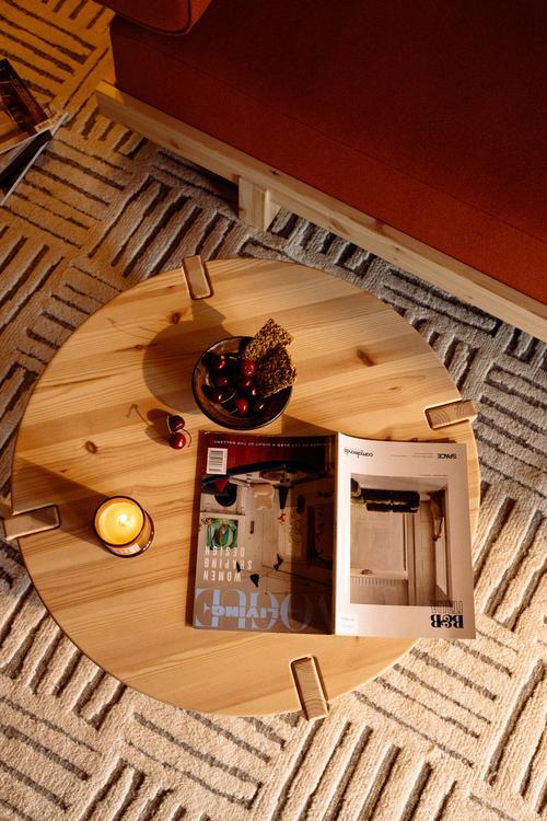 Karup_tuckcoffeetable_157210007007010_46260_70_pine_raw_styleimage_1 TUCK - okrągły stolik kawowy - obrazek 2