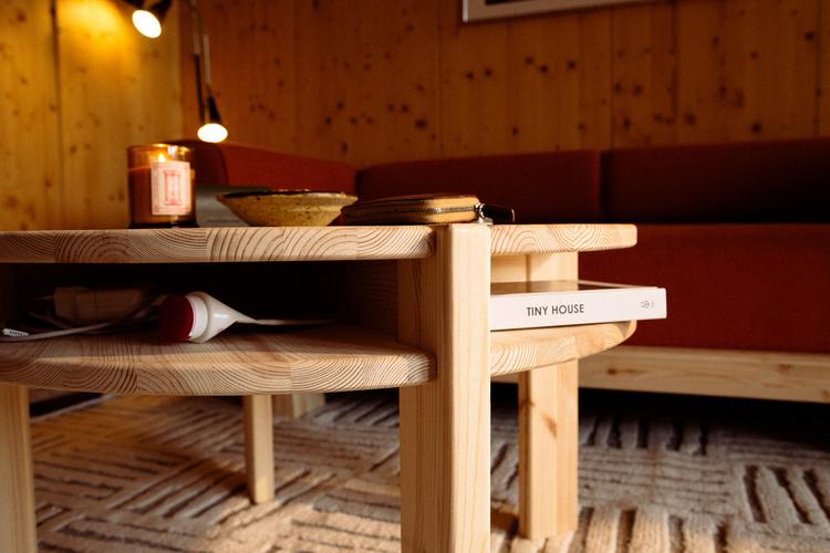 Karup_tuckcoffeetable_157210007007010_46260_70_pine_raw_styleimage_4 TUCK - okrągły stolik kawowy - obrazek 4
