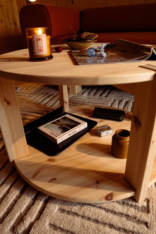 Karup_tuckcoffeetable_157210007007020_46260_70_pine_raw_styleimage_2 TUCK - okrągły stolik z półką - obrazek 4